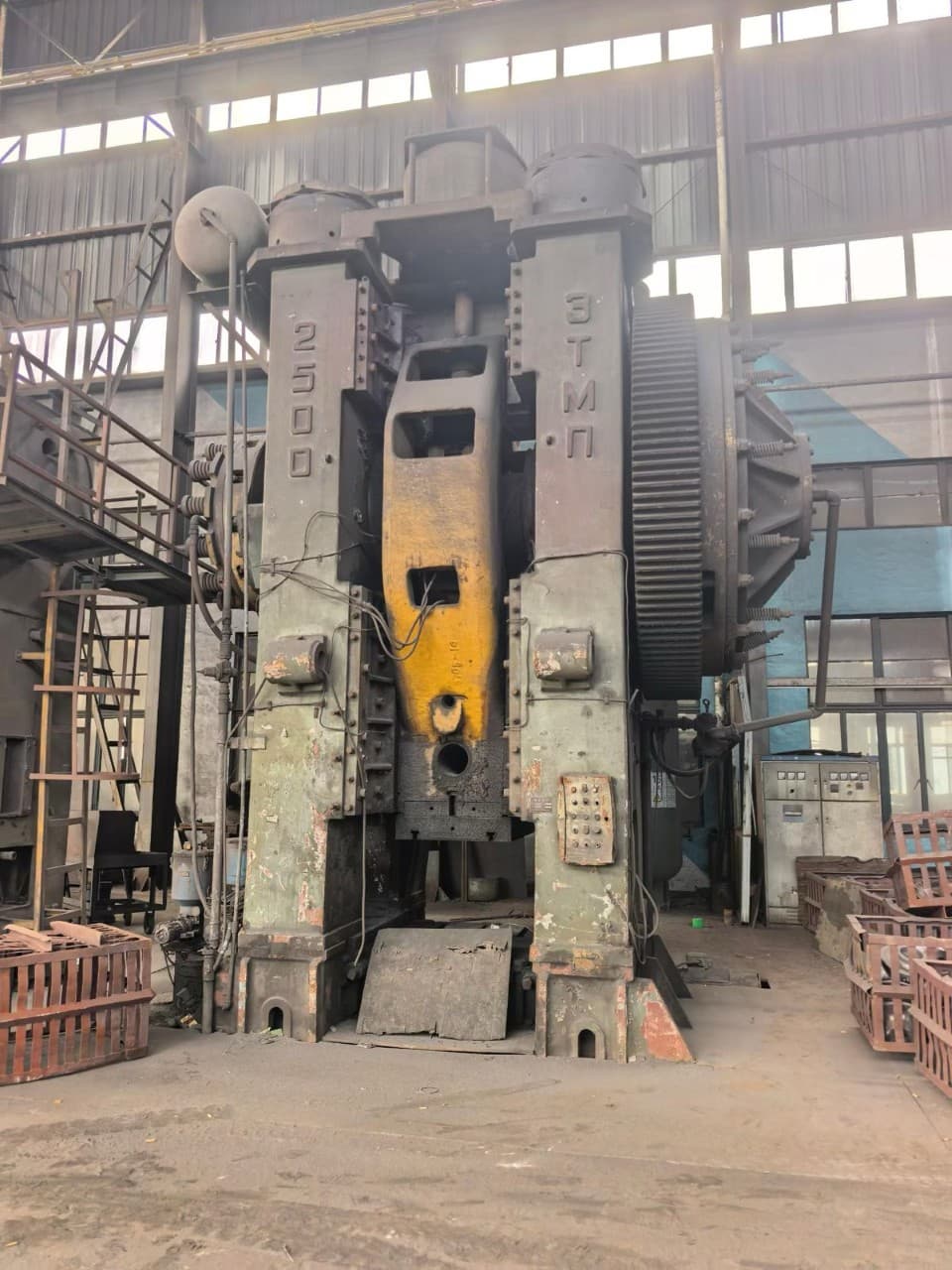 Prensa de forja en caliente TMP Voronezh K8544 - 2500 ton