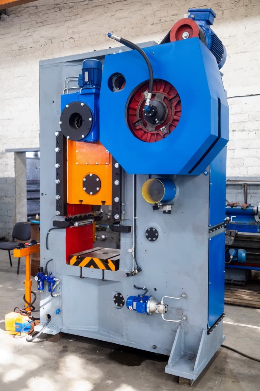 Prensa de articulación de rodilla Barnaul KB8336 - 400 ton