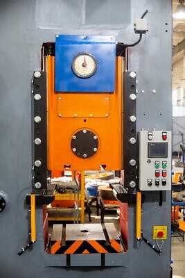 Prensa de articulación de rodilla Barnaul KB8336 - 400 ton (Foto 1)