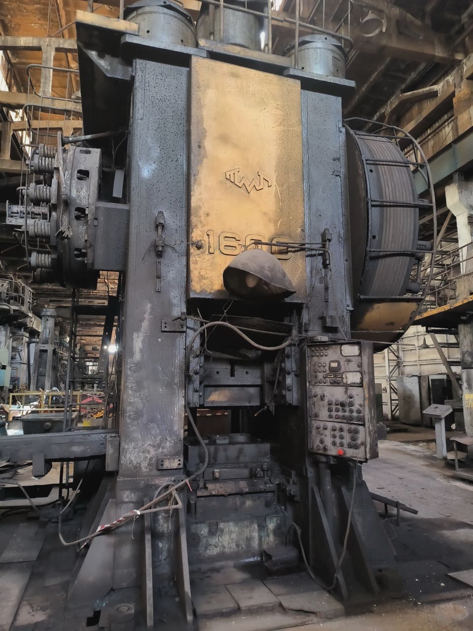 Prensa de forja en caliente TMP Voronezh KB8042 - 1600 ton