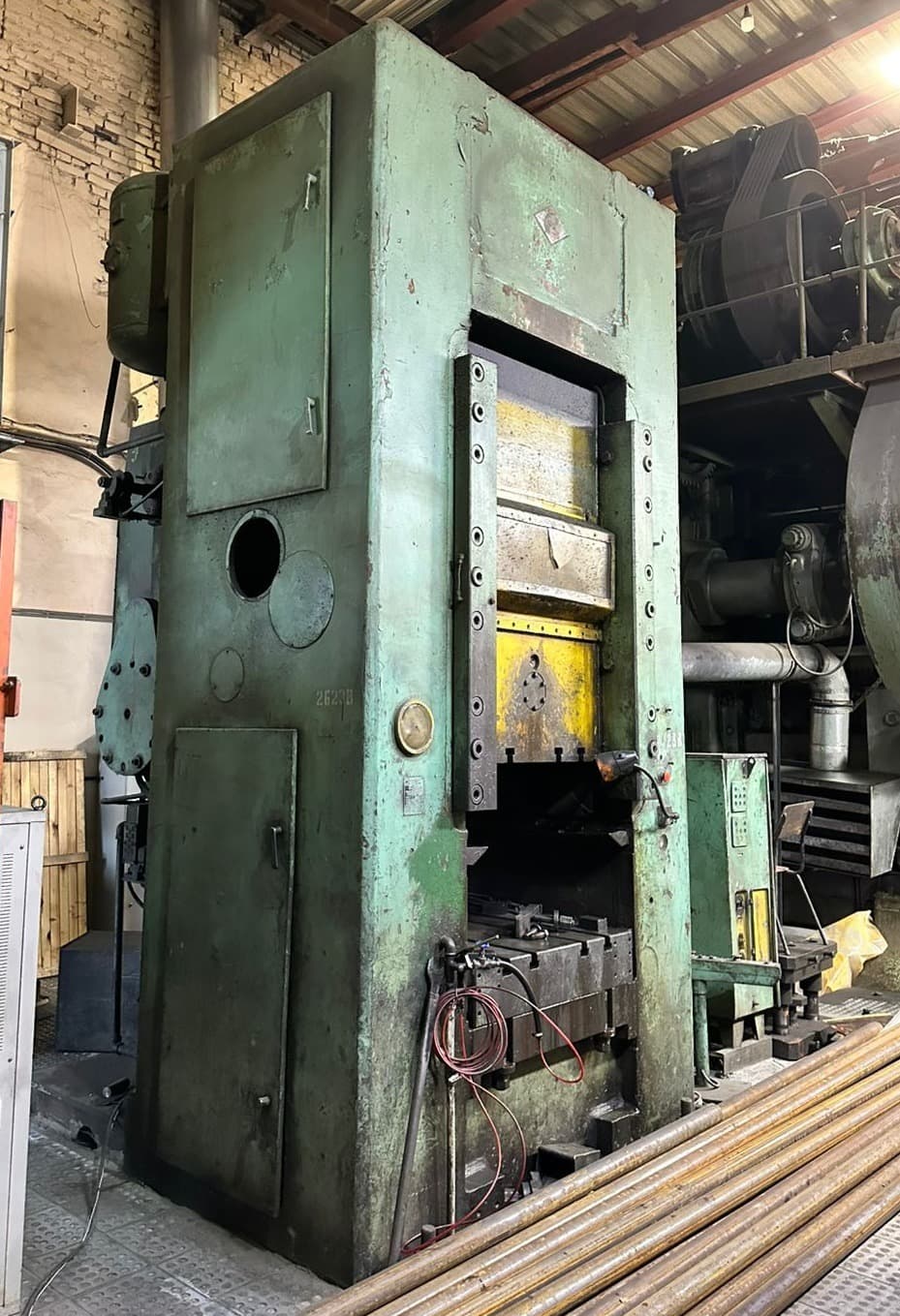 Prensa de rodilla Barnaul K8342 - 1600 ton