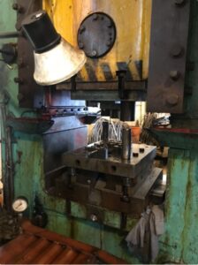 Prensa de rodillera Barnaul KD8334 - 250 ton (ID:75834) - Dabrox.com