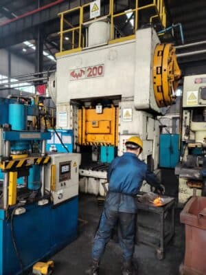 Prensa de desbarbado TMP Voronezh KA9033 - 200 ton (Foto 1)