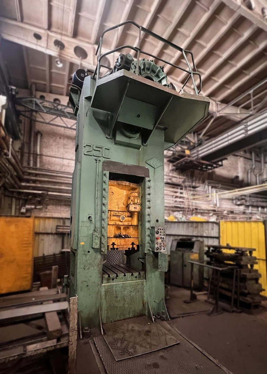 Prensa de desbarbado TMP Voronezh KA2534 - 250 ton