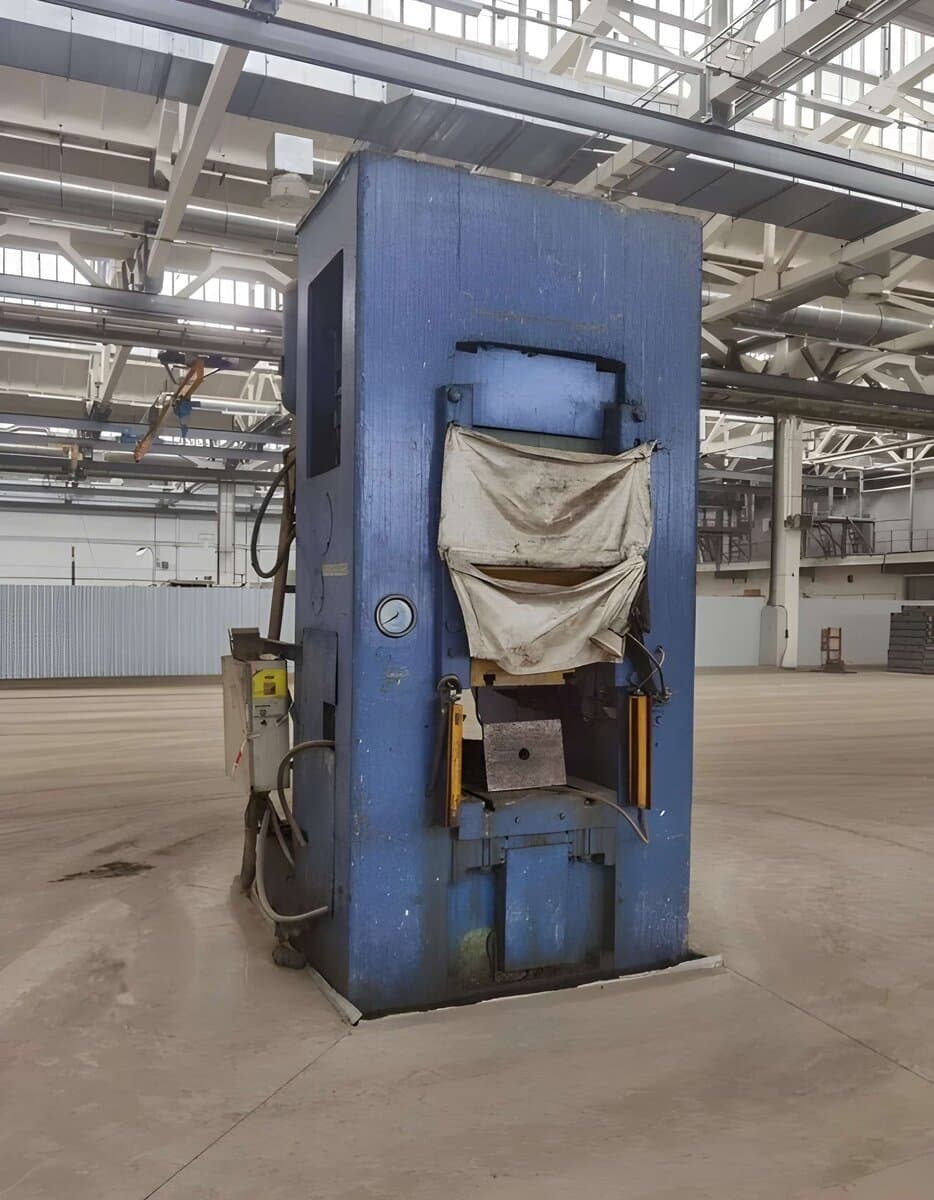 Prensa de rodilla Barnaul K8340 - 1000 ton