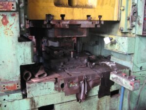 Prensa de rodillera TMP Voronezh KB8044 - 2500 ton (ID:S85117) - Dabrox.com