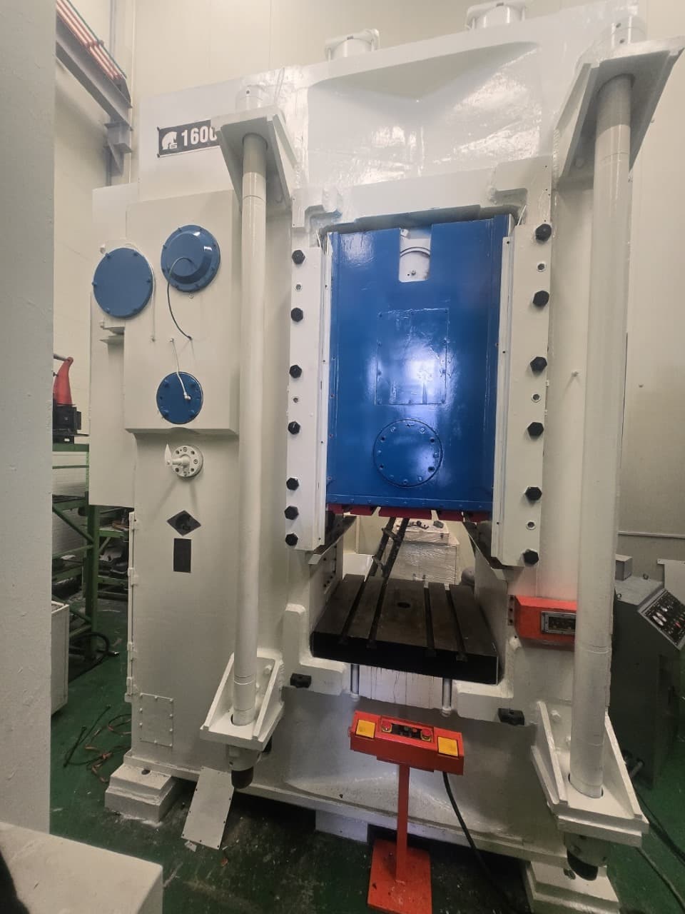 Prensa de articulación de rodilla Barnaul KB8342 - 1600 ton